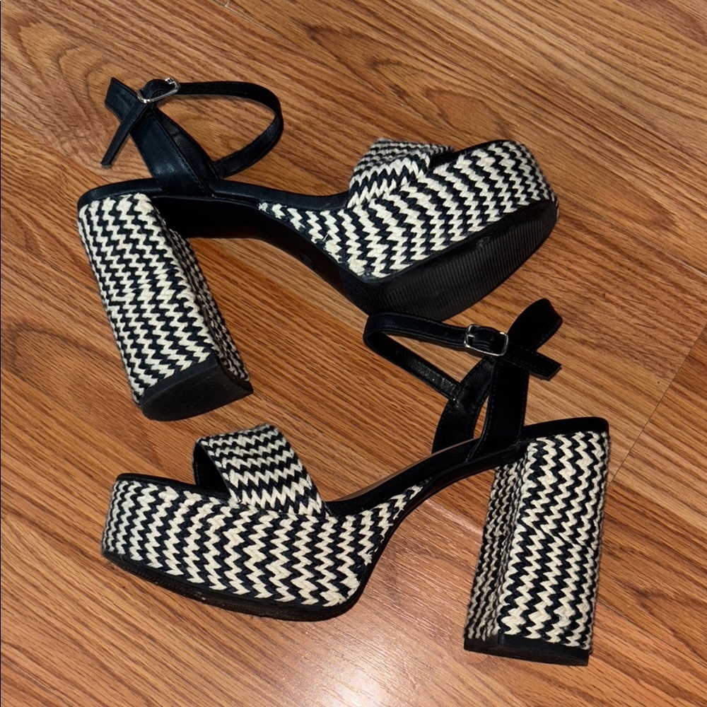 Universal Thread Navy And White Platform Shoes - image 2